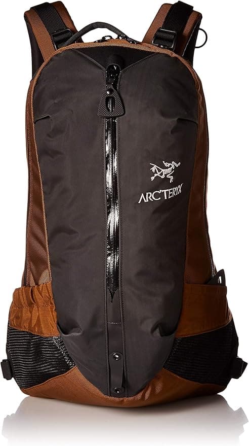 Arc'teryx Arro 22 Backpack in black, front view showing kangaroo pocket with WaterTight zipper